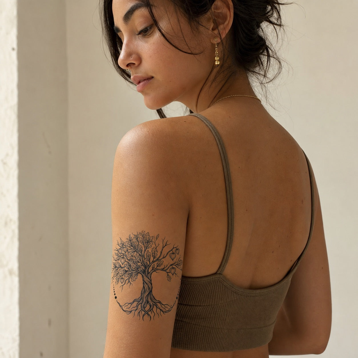 Tatouage éphémère d'arbre ornemental avec racines