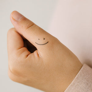 Visage souriant minimaliste 1 - Temporalis® - Tatouage temporaire