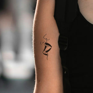Minimalist kissing lips temporary tattoo - 1 | Temporalis